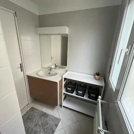 Au Pied De L Etang Apartment